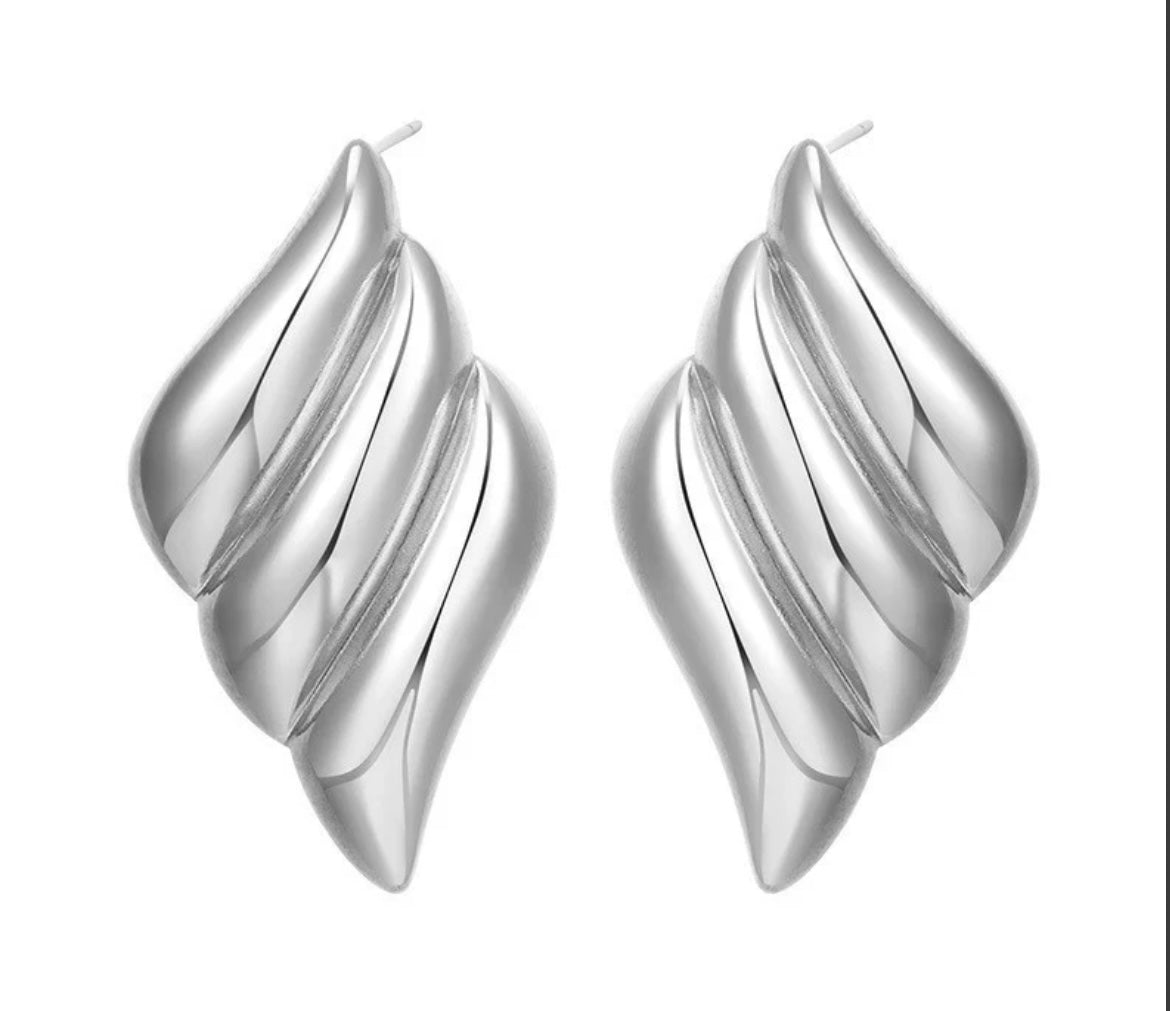 Diamond shape swirl stud